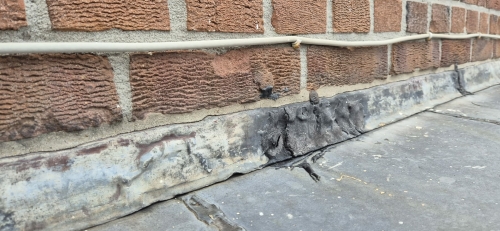 Door vweroudering loodwerk scheurvorming ontstaan