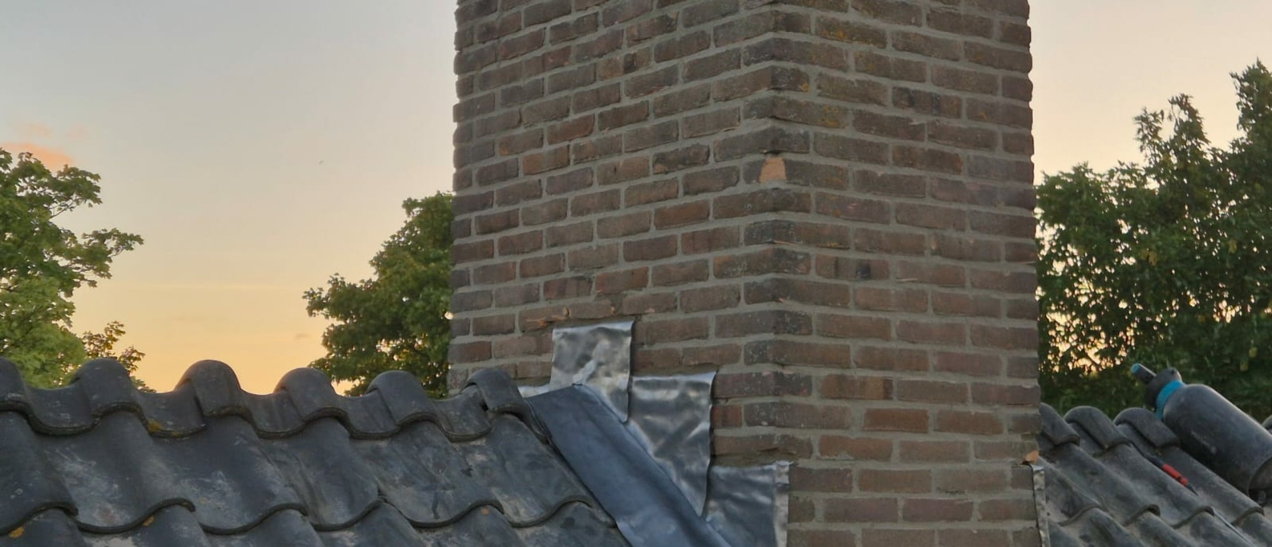 Wanneer is schoorsteen onderhoud nodig? Voorkom schade door op tijd te handelen