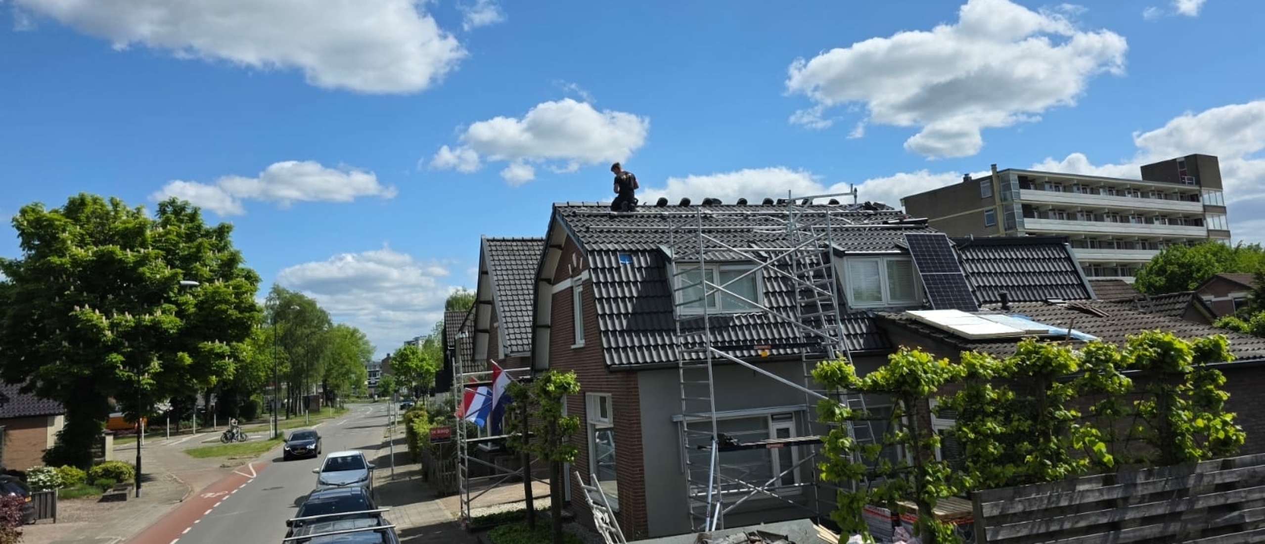 Dakrenovatie in combinatie met batterijopslag: hoe zonne-energie en energieopslag hand in hand gaan