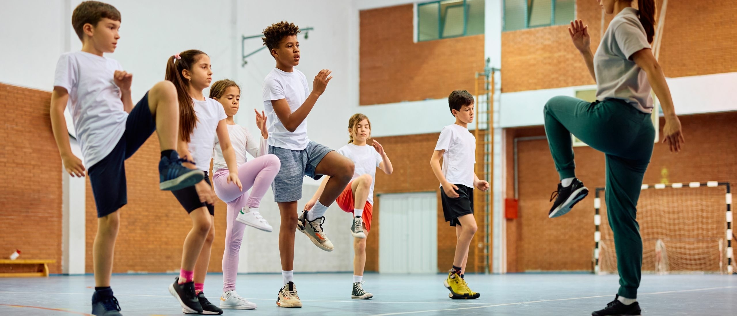 Uitdagingen en Kansen in Kleutergym: Een Kijkje op Basisscholen versus Gymverenigingen