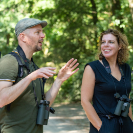 Adriaan Sleeuwenhoek, natuurcoach en vogelkenner, tijdens een sessie in de natuur
