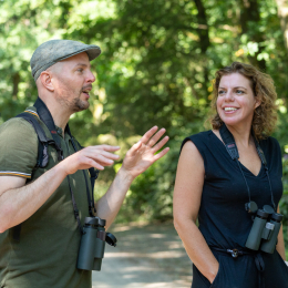 Adriaan Sleeuwenhoek, natuurcoach en vogelkenner, tijdens een sessie in de natuur