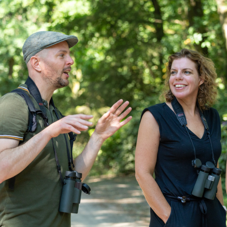 Adriaan Sleeuwenhoek, natuurcoach en vogelkenner, tijdens een sessie in de natuur