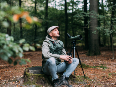 De Vogelgids Vogelwachter Adriaan helpt gemeenteambtenaren bevlogen te zijn