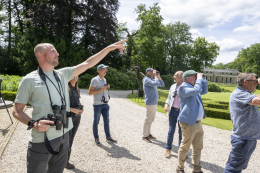 Vogelwachter Adriaan in de natuur vogels kijken geeft rust, tegen ongezonde stress en burn-out Vogelwachter Adriaan in de natuur vogels kijken geeft rust, tegen ongezonde stress en burn-out