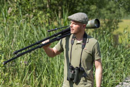 Vogelwachter Adriaan in de natuur zijn geeft rust zodat je om kunt gaan met stress tegen burn-out