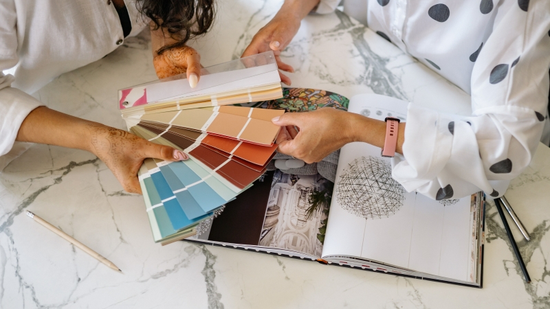 Confident interior designer presenting a clear concept with minimal distractions