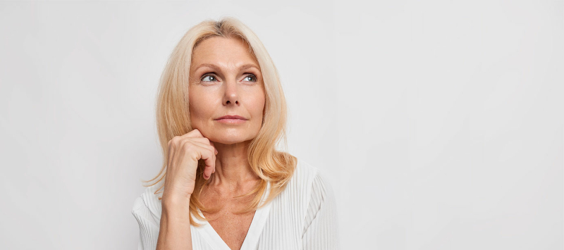 Overgang of menopauze? Dit is het verschil (en waarom het ertoe doet)