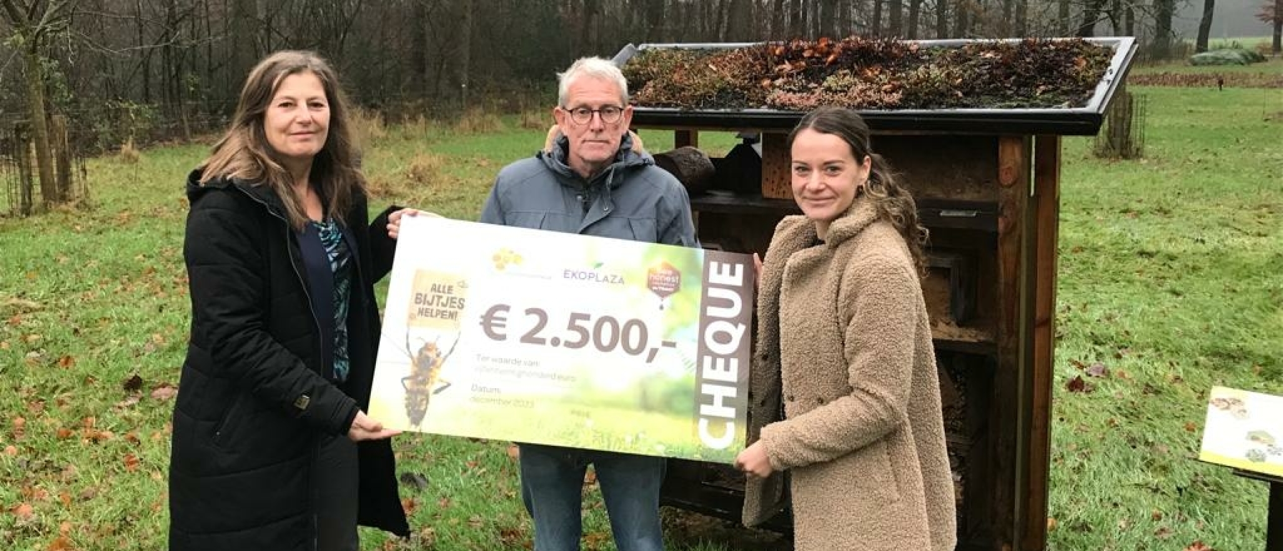 Ekoplaza en De Traay doneren 2500 euro aan Bijenstichting