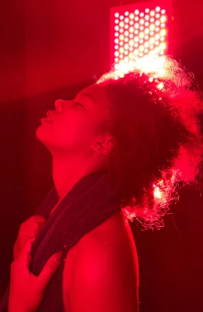 vrouw wordt beschenen door rood licht