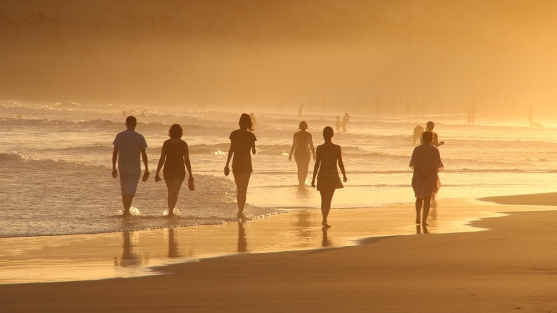 gropunding op het strand mensen met blote voeten op het strand die aan grounding doen