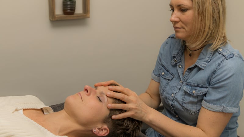 Behandeling tietze met cranio sacraal therapie: je ligt met kleding op de bank in een ontspannen houding