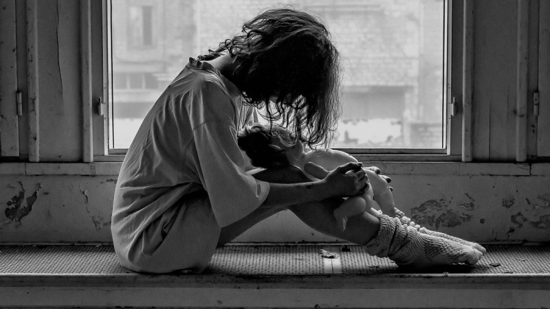 opgekropte emoties lichamelijke klachten vrouw met opgekropte emoties