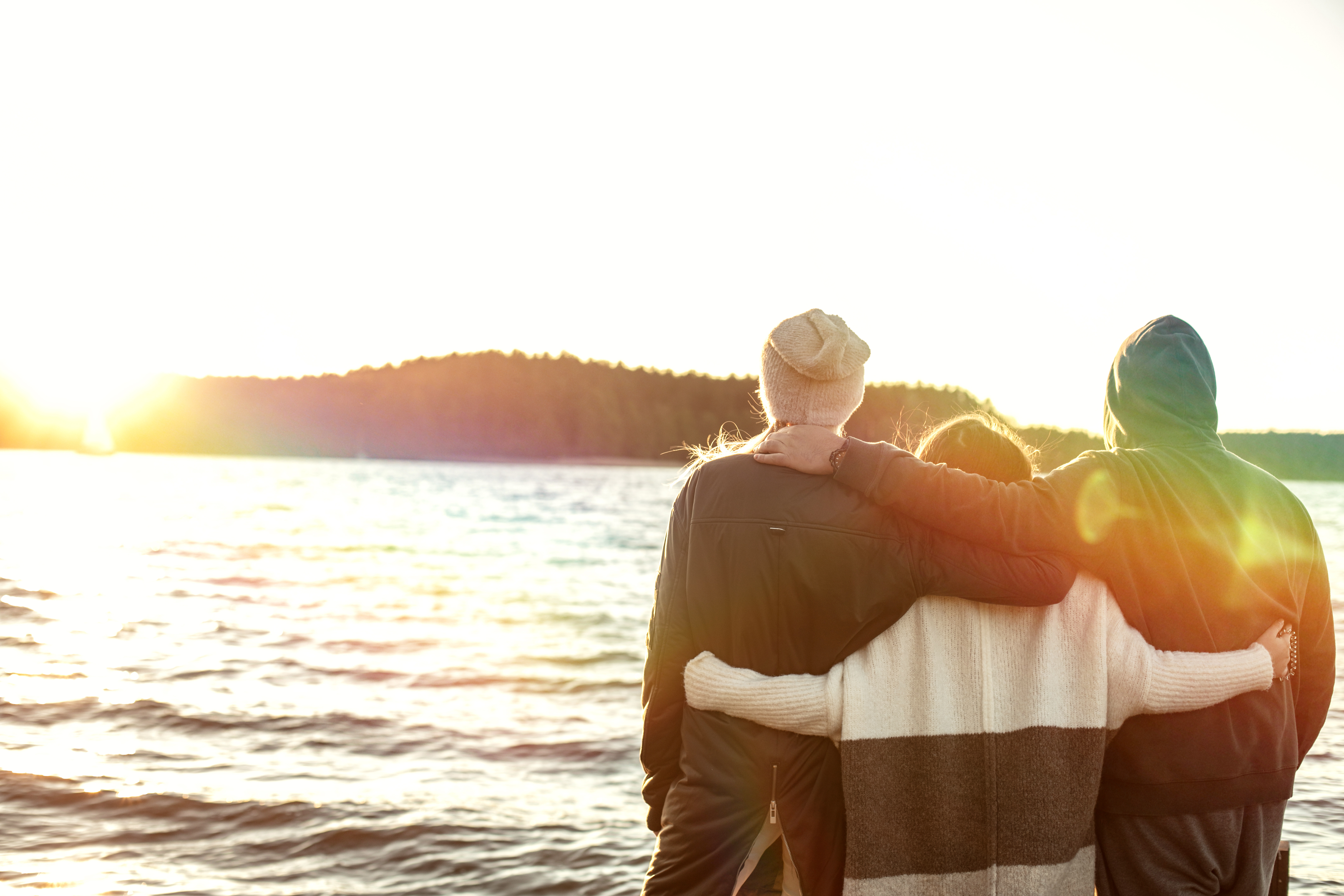 gezondheidsplatform vrienden bij het water die zich vrij voelen in lijf en geest