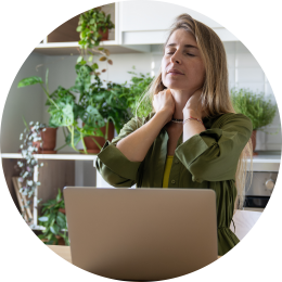 vermoeide vrouw achter de laptop