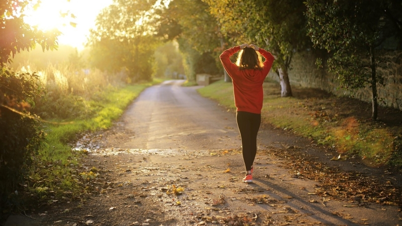 vrouw lopend in het bos haar dopaminelevel boosten