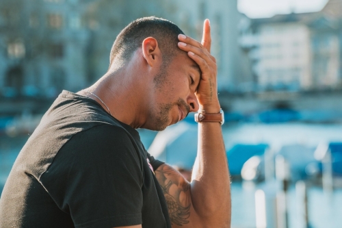 Hoofdpijn man grijpt naar hoofd