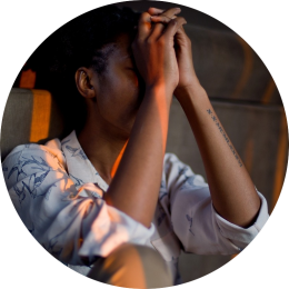 afbeelding vrouw die niet lekker in haar vel zit