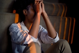 vrouw met pijn in de ribben door stress