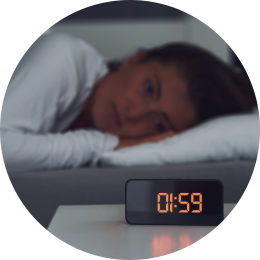 vrouw die wakker ligt midden in de nacht