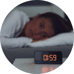 vrouw die wakker ligt midden in de nacht