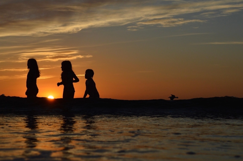 transgenerationeel trauma stoppen kinderen spelen op het strand vrij van transgenerationeel trauma