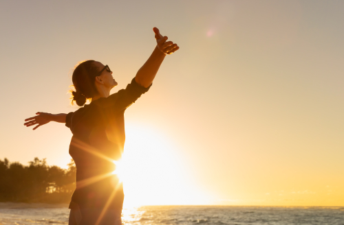 vrouw verlost van pijnklachten