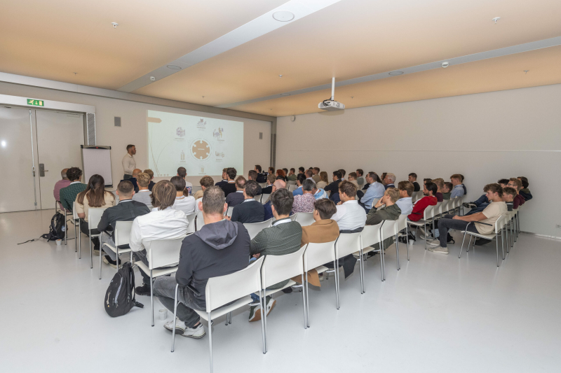 2024-ernst-bouma-presenteert-tbv--bim-onderwijsdag-2023-foto-van-achter-in-de-zaal