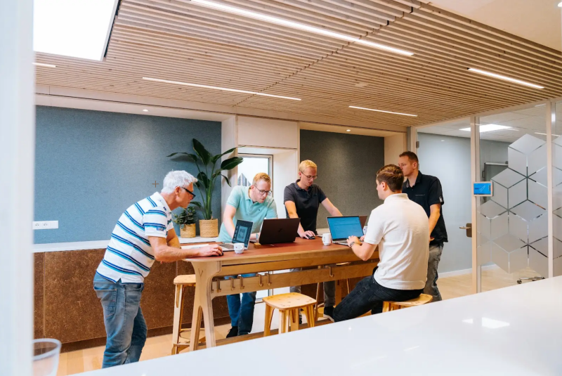 20250911-vink-bouw-medewerkers-aan-een-bureau-4-final