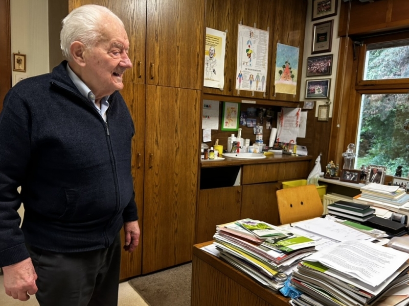 Dokter Mertens in zijn praktijk