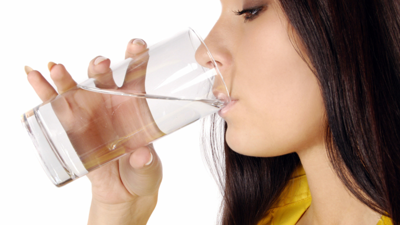 water drinken tegen zuur oprispingen