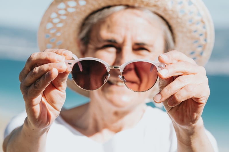 de zonnebril afzetten om de zon binnen te laten