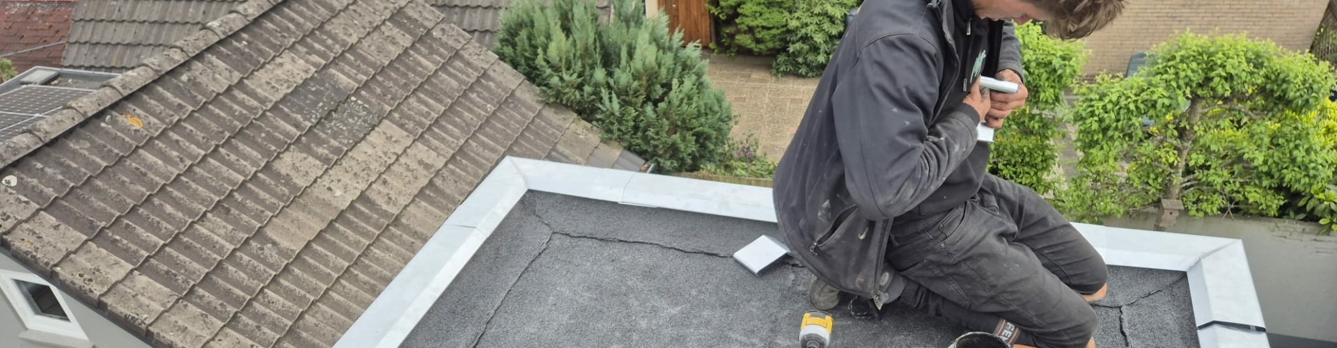 Bitumen dak compleet vervangen met zinken deklijsten als afwerking
