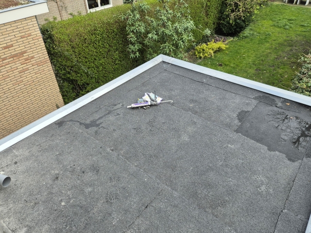 Bitumen dak en zinken deklijsten vervangen