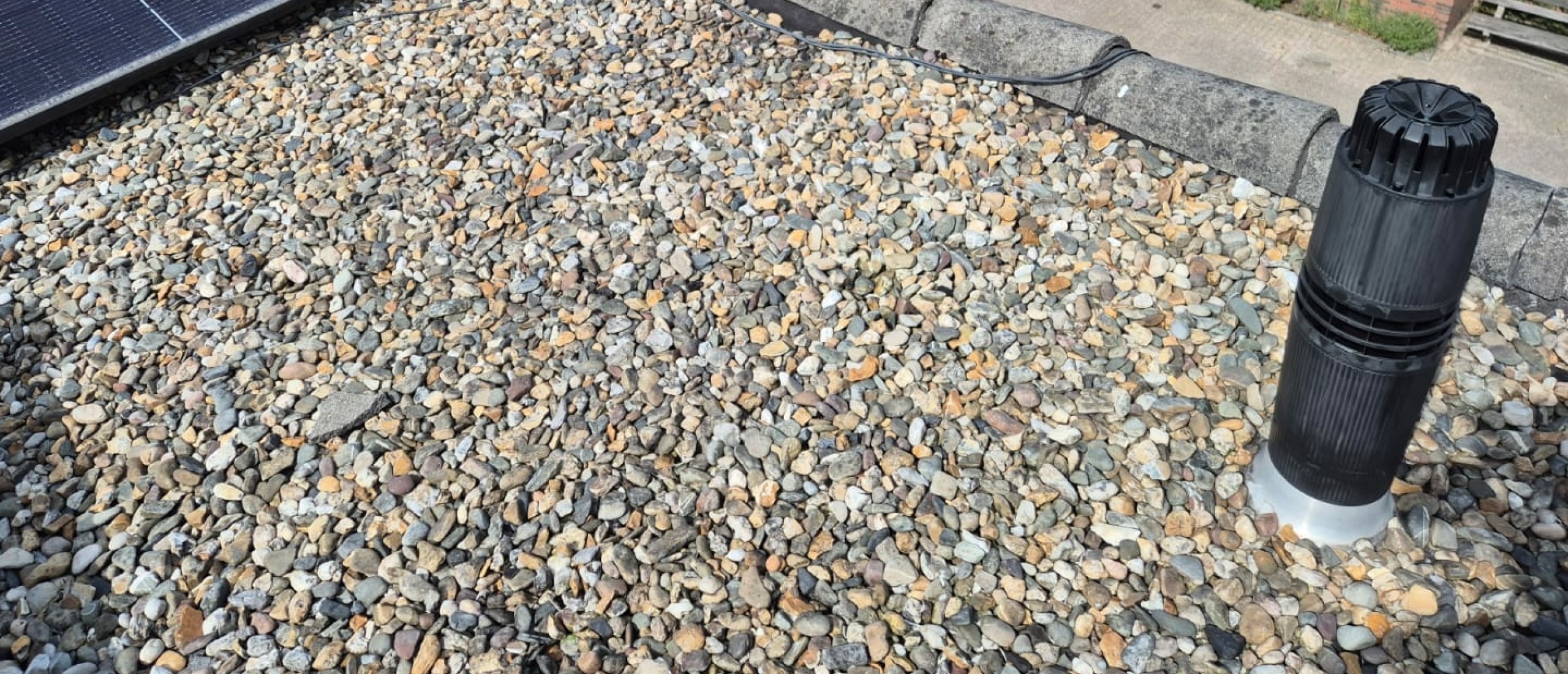 Bitumendak inmeten samen met alle omstandigheden