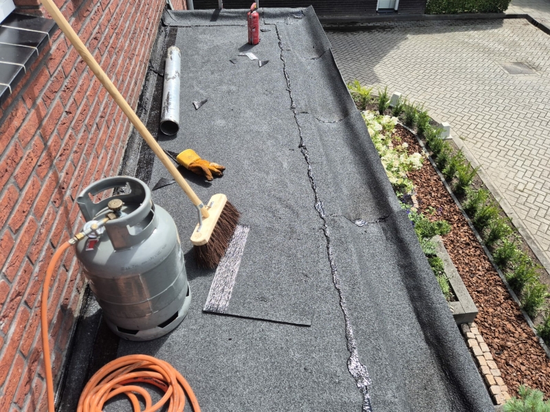 Bitumen renoveren op het dak van de erker