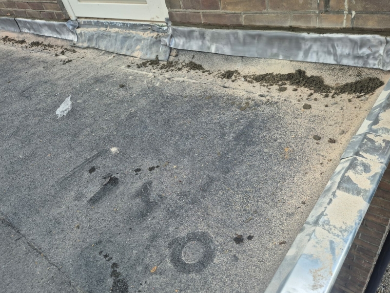 Bitumen plat dak loodwerk pattirneren