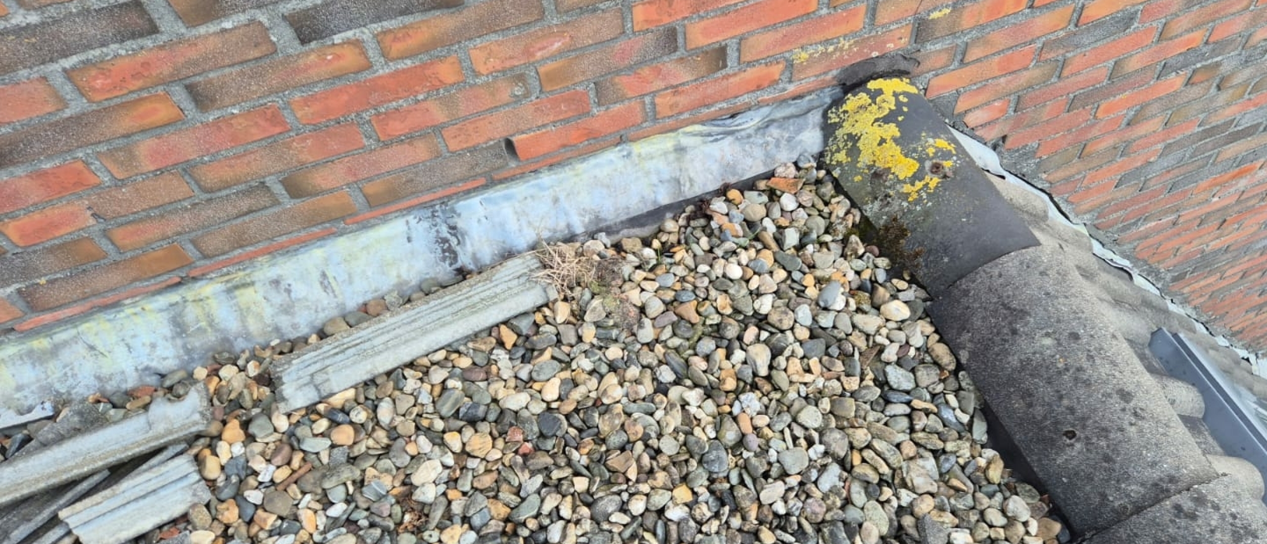 Bitumen renoveren met grind