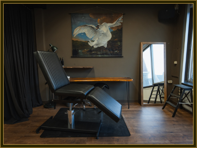 Black Lining Tattoo Studio Chair