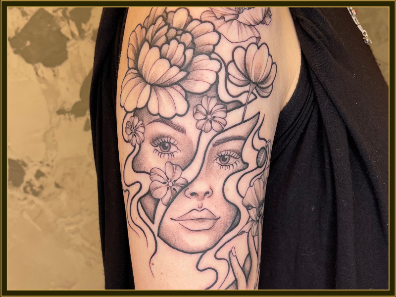 Black Lining Tattoo Vrouw en Bloemen