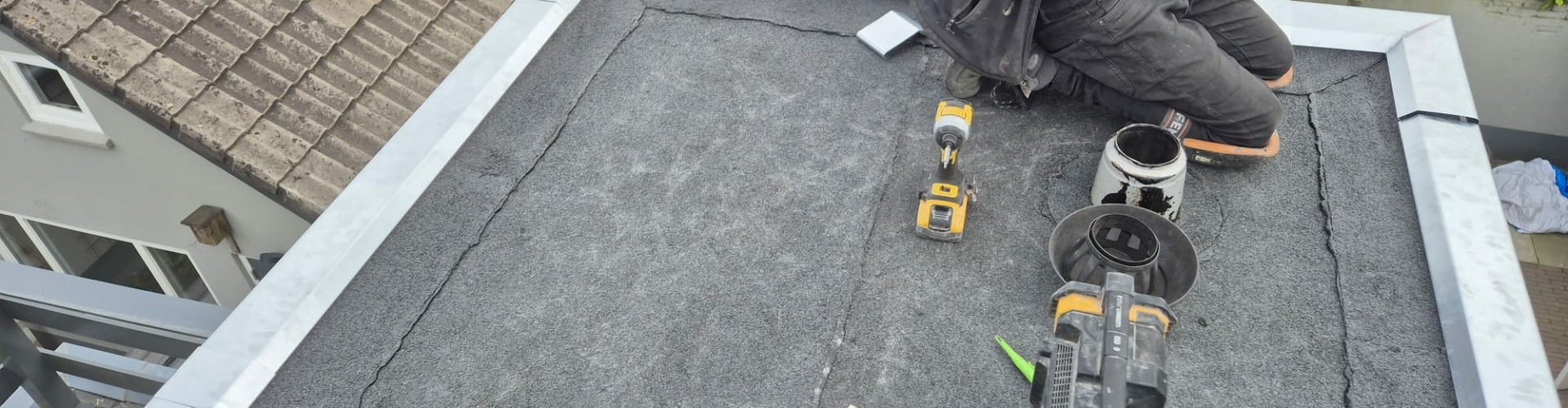 Bitumen dakbedekking met zinken deklijsten