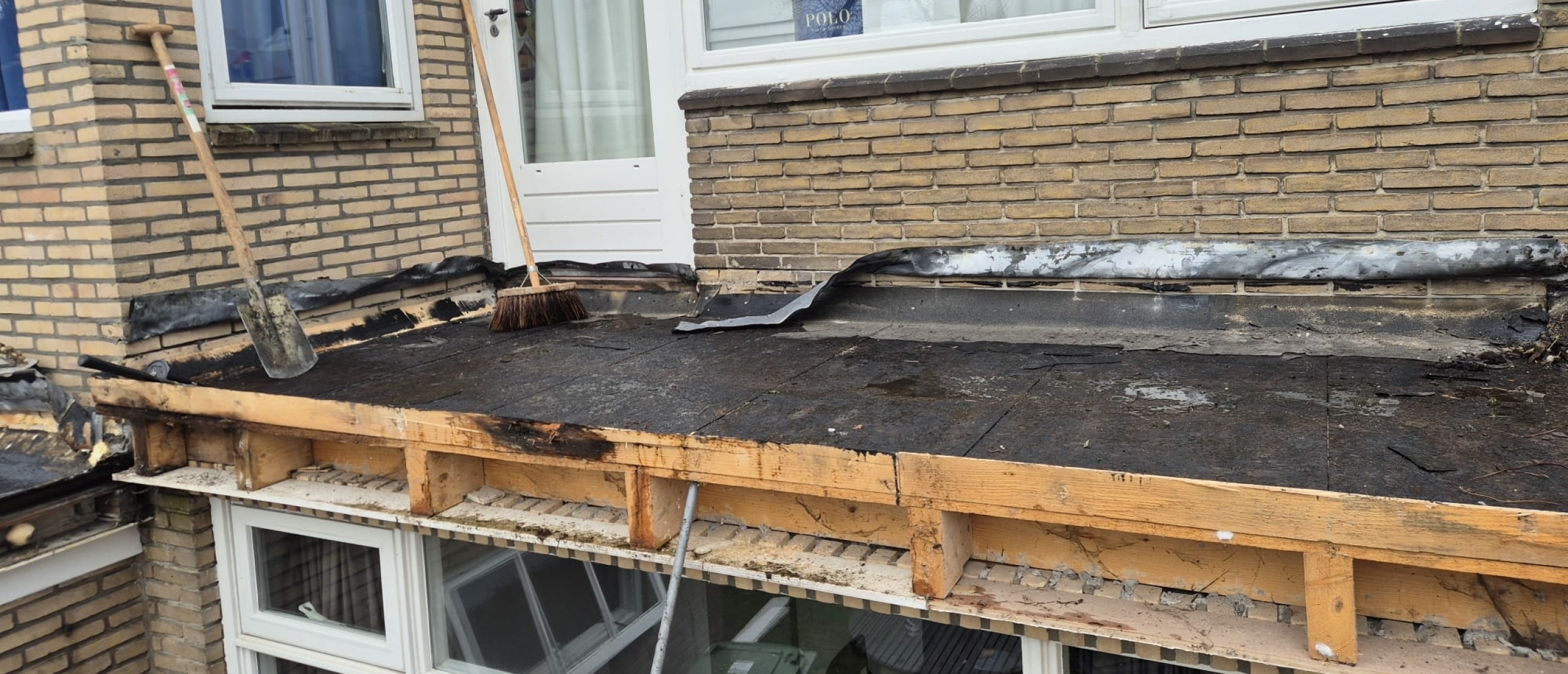Bitumen dakbedekking op hout