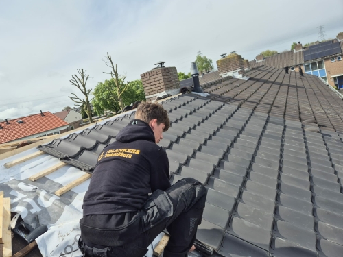 Dakpannen vervangen op een tussenwoning