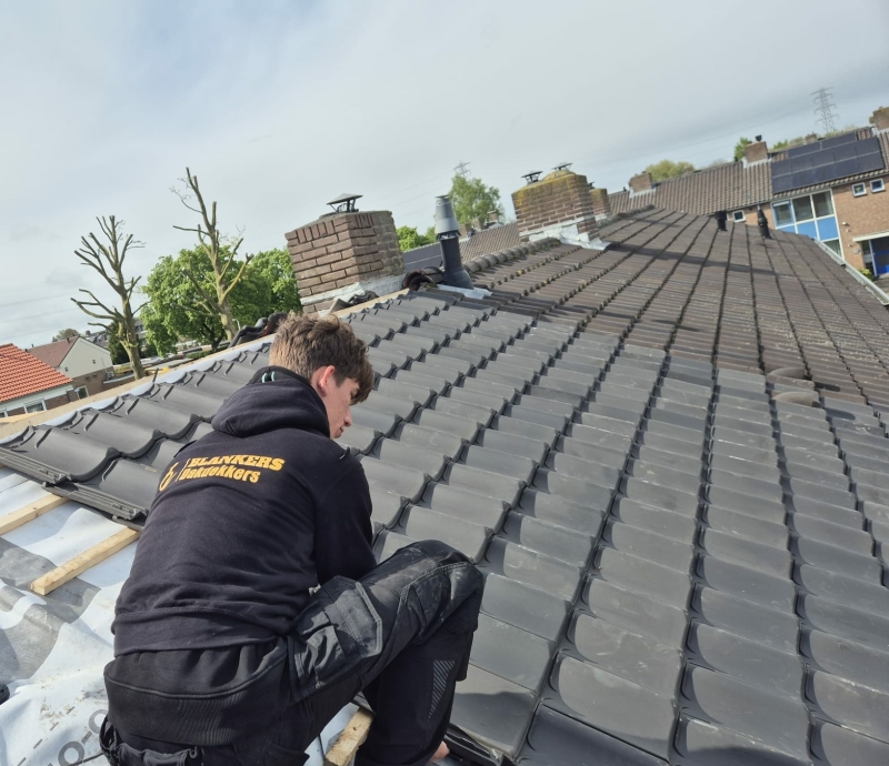 Dakpannen vervangen op een tussenwoning