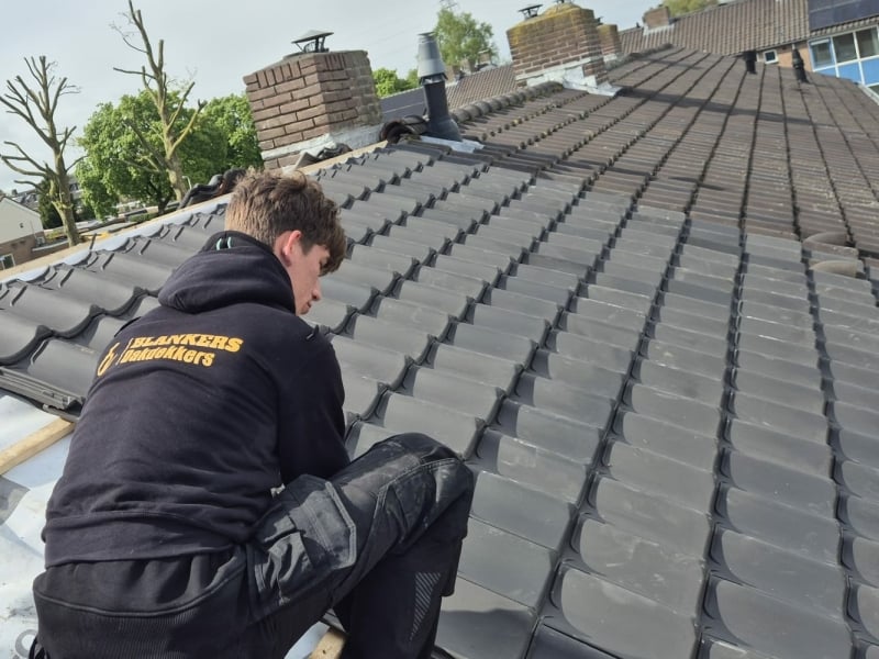 Keramische dakpannen leggen