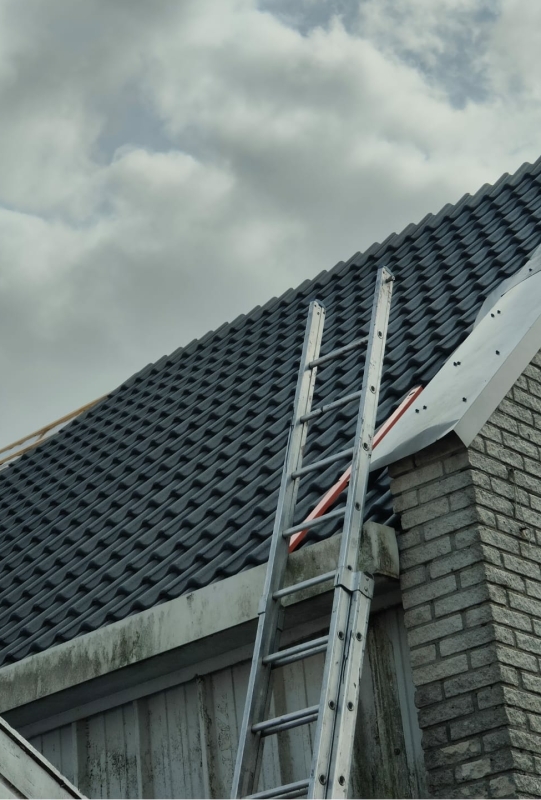 Betonnen dakpannen geplaatst