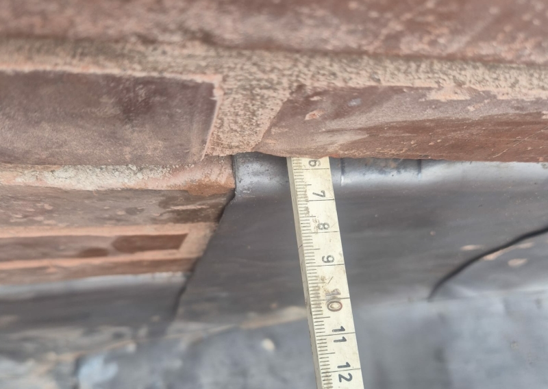 Loodslab minimaal 60mm in de bestaande muur plaatsen
