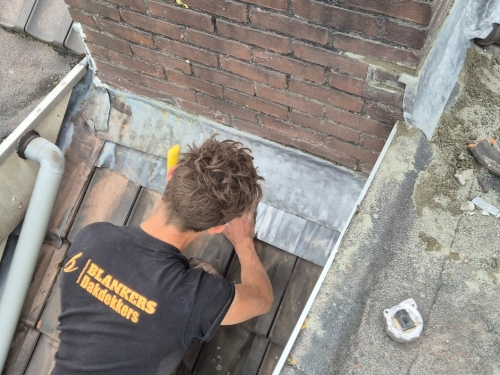 Schoorsteen lood aanbrengen