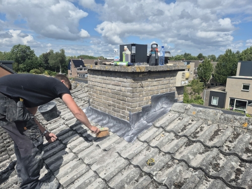 Schoorsteen renoveren lood en voegwerk