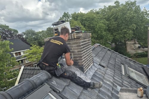 Schoorsteen renoveren | lood, voegen, impregneren en bovenplaat aansmeren